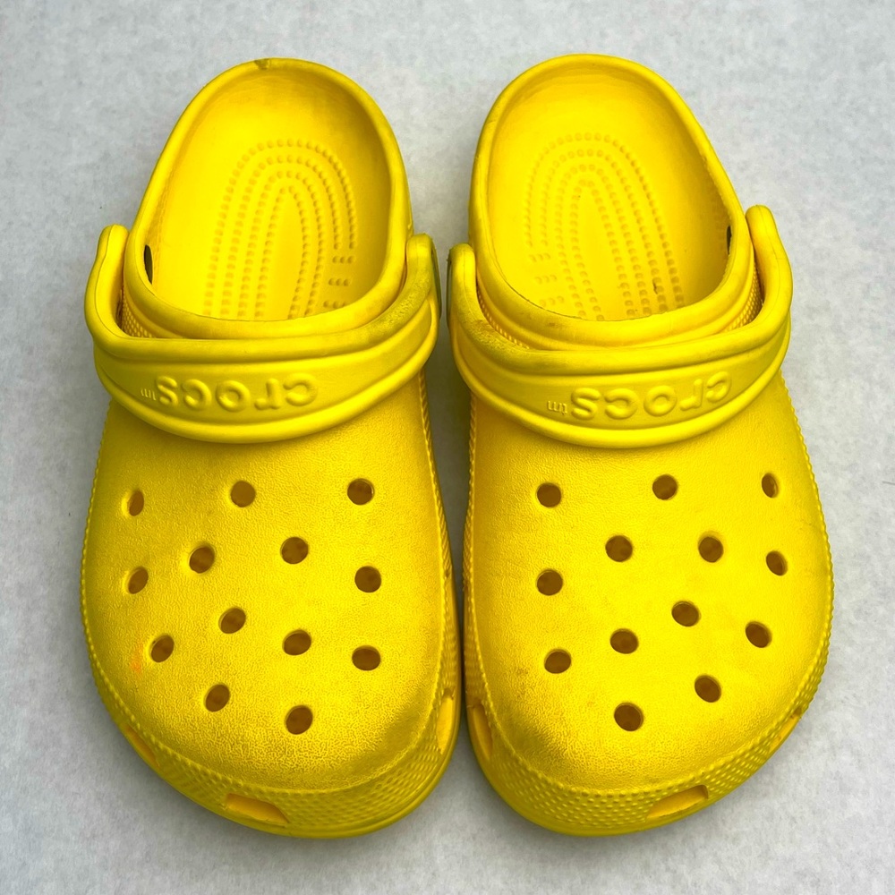 CROCS Yellow Waterproof Shoes Womans Size 6, Men’s size 4